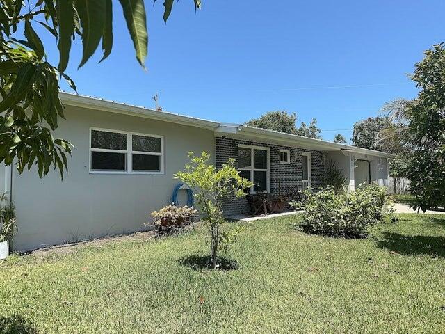 view of front of property featuring a front yard