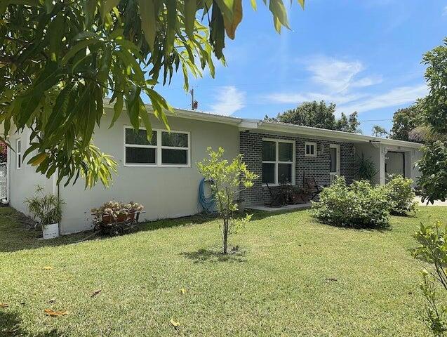 view of front of home featuring a front yard