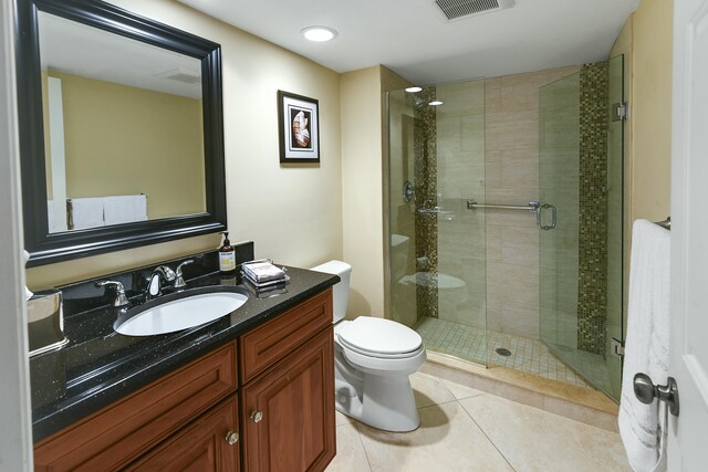 bedroom with light carpet and ceiling fan