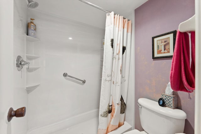 bathroom featuring a shower with shower curtain and toilet