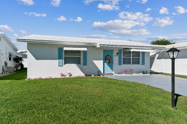 view of front of home with a front lawn