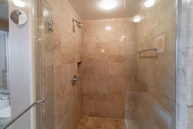 bathroom featuring tiled shower