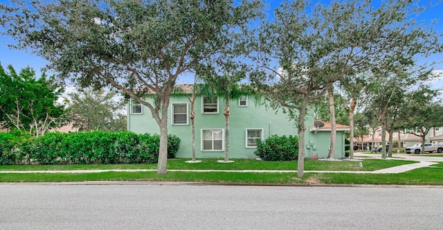 view of front of house with a front lawn