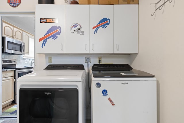 washroom with washing machine and dryer