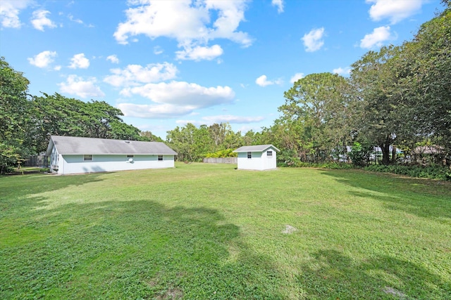 view of yard featuring a storage unit