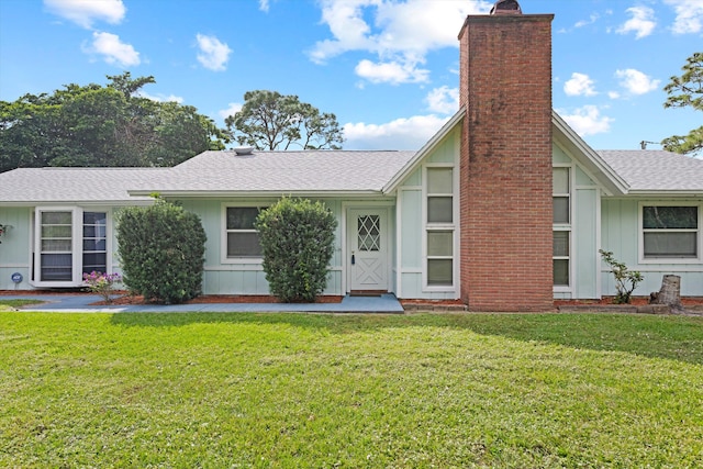 view of front of home featuring a front yard