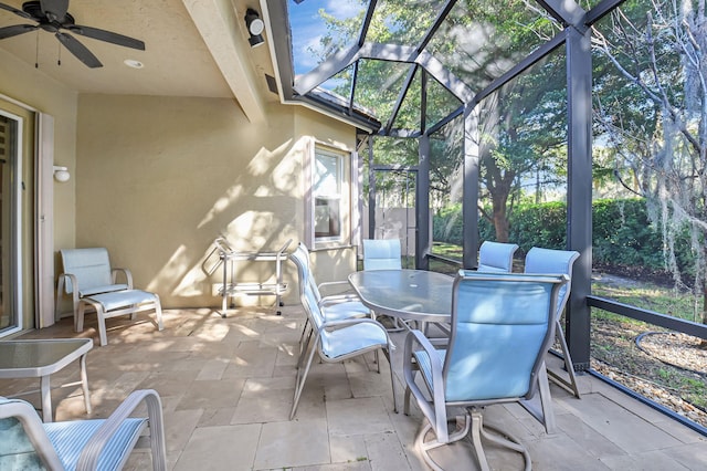 sunroom with ceiling fan