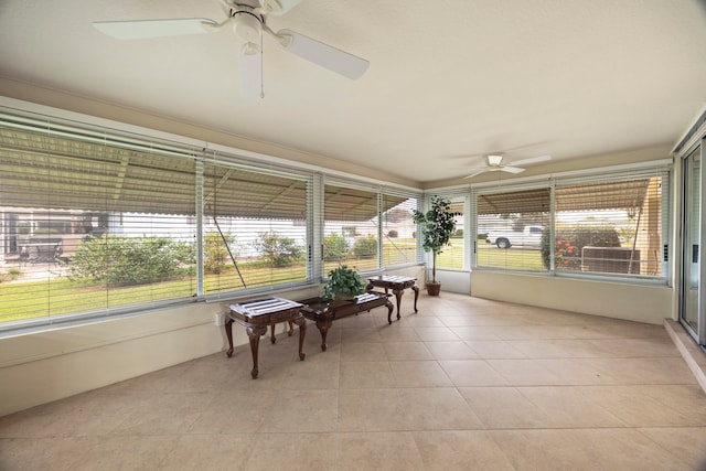 sunroom with ceiling fan