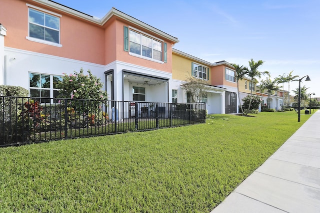 view of front of property featuring a front lawn