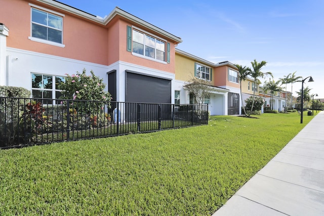 view of front of house featuring a front lawn