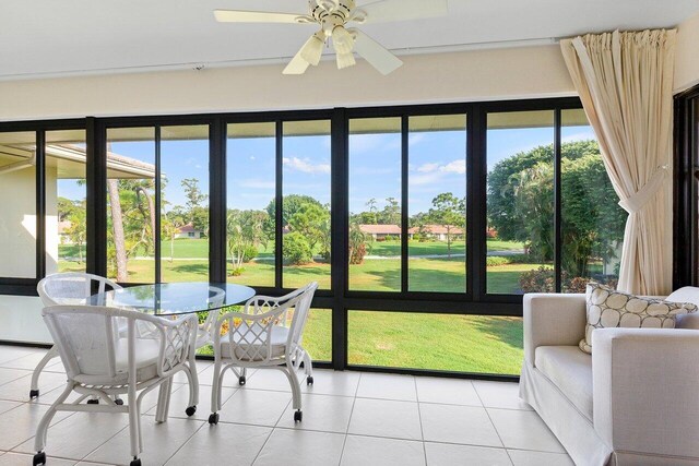 sunroom with ceiling fan