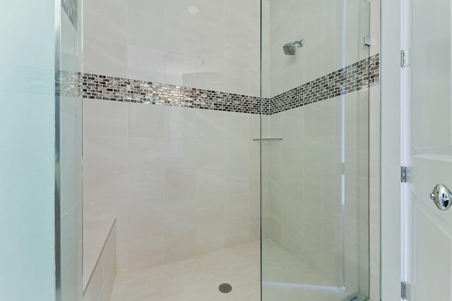 bathroom featuring tiled shower