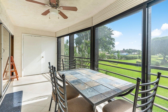 sunroom with ceiling fan