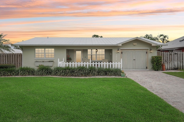 single story home featuring a lawn