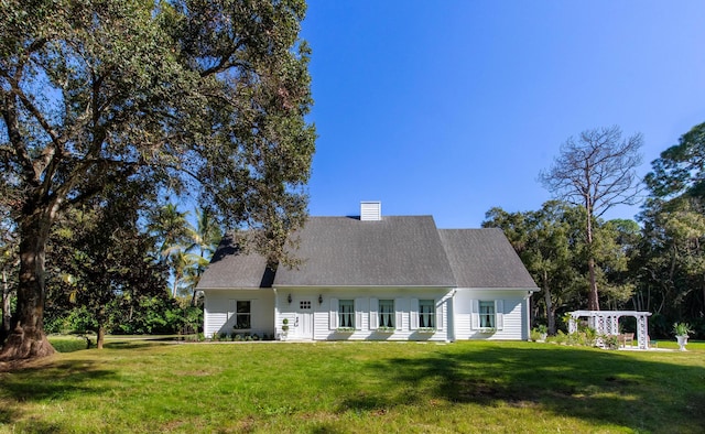 view of front of home featuring a front lawn