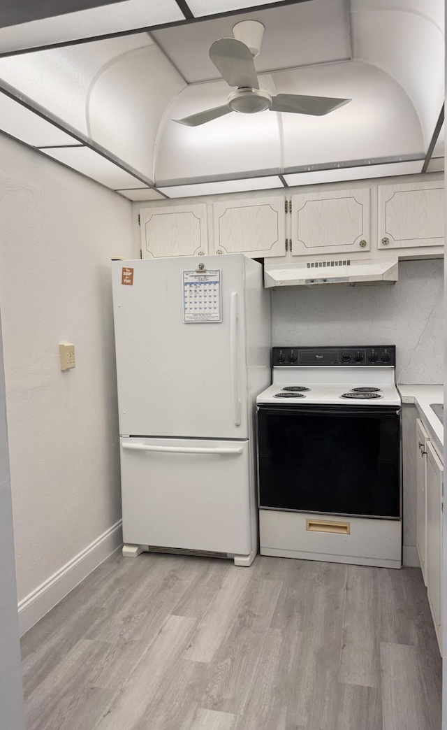 kitchen featuring electric range, a ceiling fan, light wood-style flooring, freestanding refrigerator, and light countertops