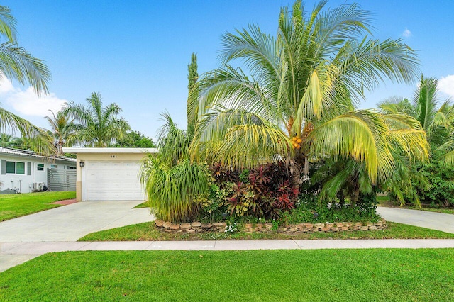 view of front of property featuring a front yard and a garage