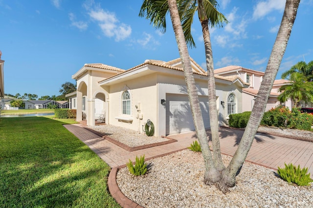 view of front facade featuring a front lawn and a garage