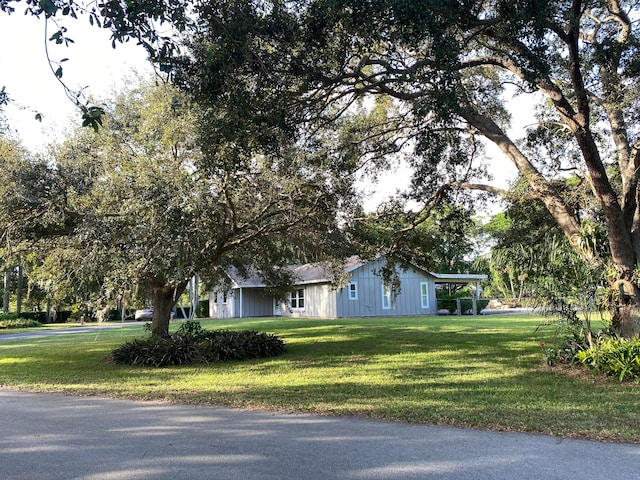 view of front facade featuring a front yard