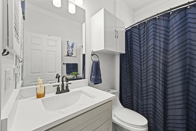 bathroom featuring a shower with shower curtain, vanity, and toilet