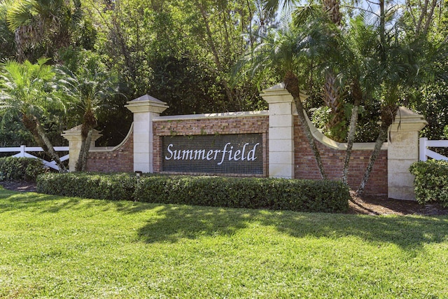 community sign featuring a yard