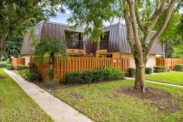 view of front facade featuring a front yard