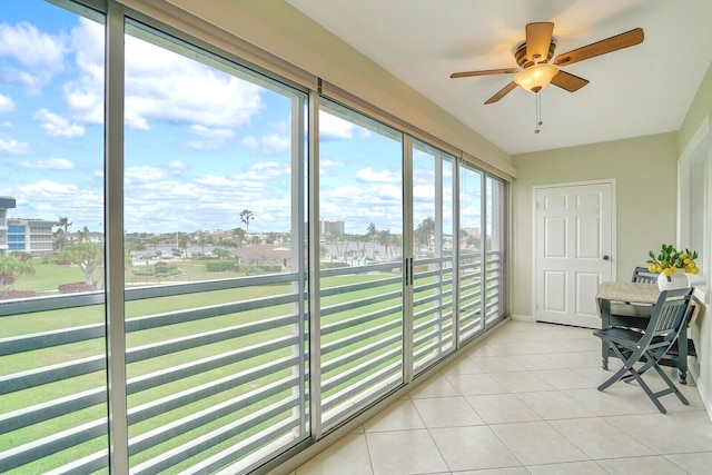 sunroom with ceiling fan