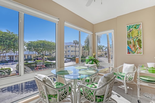 sunroom with ceiling fan