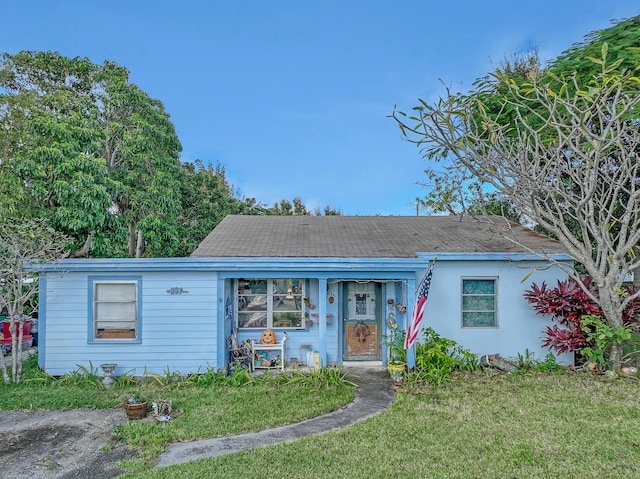 view of front of property with a front yard