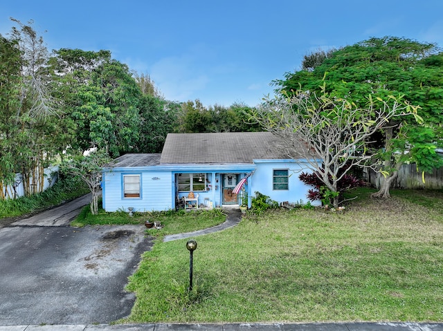 single story home featuring a front lawn