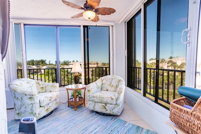 sunroom with ceiling fan