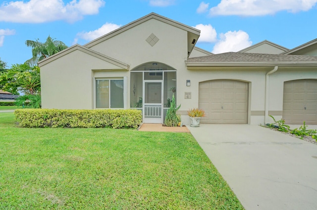 view of front of home featuring a front lawn and a garage