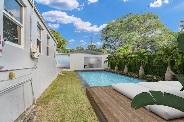 view of pool featuring a yard