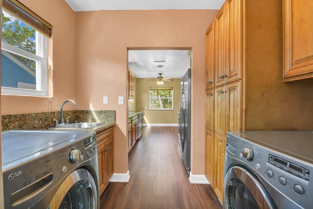 washroom with ceiling fan, sink, a wealth of natural light, and dark wood-type flooring