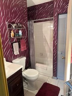 full bathroom featuring tile patterned flooring, shower / bath combo, vanity, and toilet