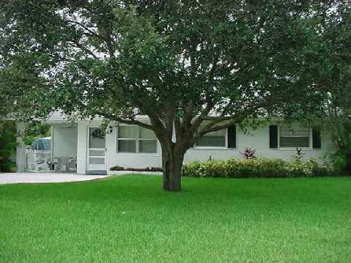 view of front facade featuring a front lawn