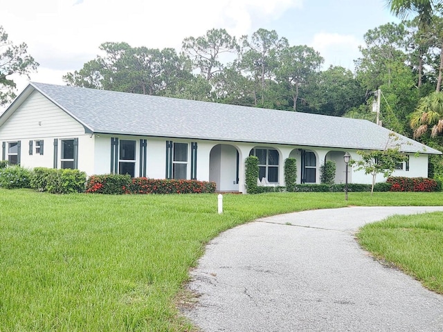 single story home with a front yard