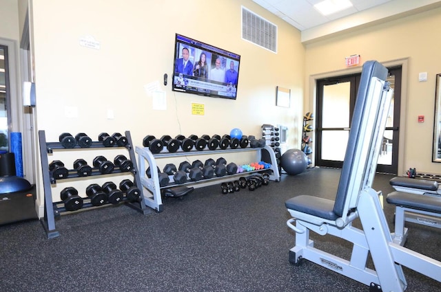 workout area featuring a drop ceiling