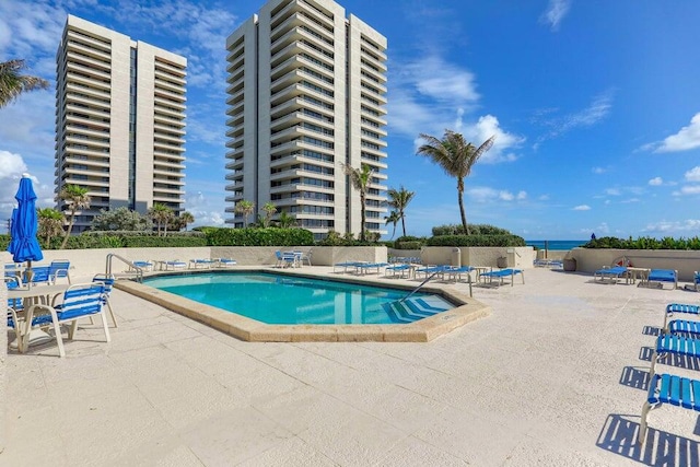 view of swimming pool featuring a patio