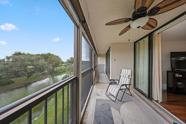 sunroom / solarium featuring ceiling fan