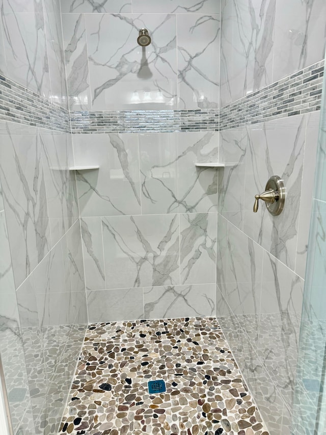 bathroom featuring a tile shower