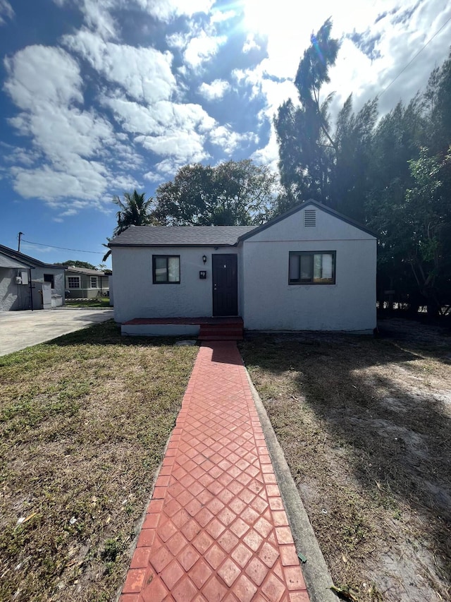 view of front of property featuring a front yard