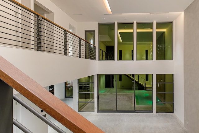 staircase featuring concrete floors