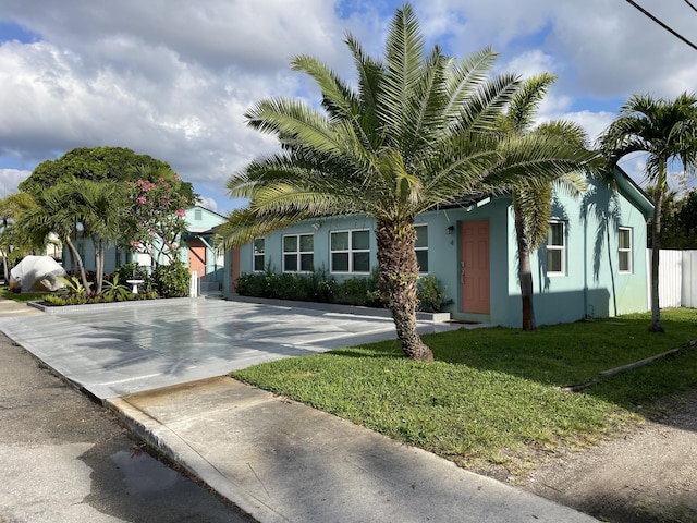 view of front of house with a front lawn