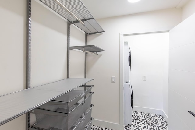 walk in closet with stacked washer / drying machine