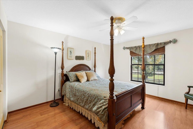 bedroom featuring a textured ceiling, light hardwood / wood-style flooring, and ceiling fan