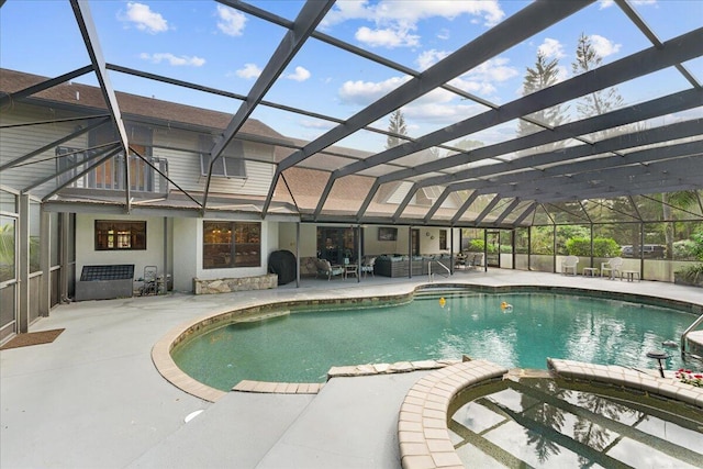 view of pool featuring an in ground hot tub, a patio, and a lanai