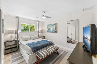 bedroom featuring ceiling fan