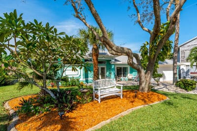 view of front of house with a front lawn