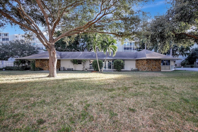 single story home with a front lawn